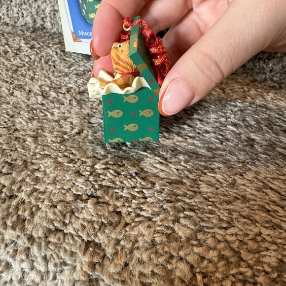 Hallmark Keepsake Collectors Series ornament 2005 Mischievous Kitten - Picture 5 of 8